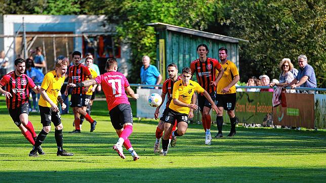 Tim Hettich vom FC Königsfeld mit einem Schussversuch, der das Duell beim FC Gutmadingen mit 2:1 gewann.