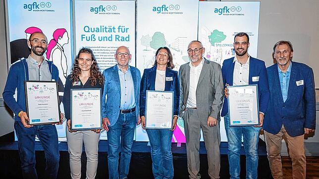 Große Freude über die Auszeichnung: (von links) Gregor Gaffga (Vertreter Stadt Konstanz), Lisa Kitschun (Stadt Radolfzell), ...