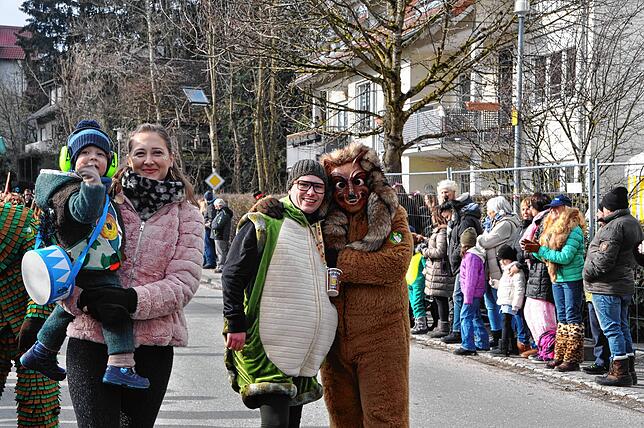 Bild 15: Narrenzunft Bitzenhofen trommelt unzählige Menschen am Festplatz in Bitzenhofen zusammen - das sind die Bilder