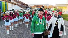 Präsident Tobias der 1. vom weissen Grund und Räbenkönigin Lea die 1. auf Augenhöhe mit den beiden Garden im Hintergrund.