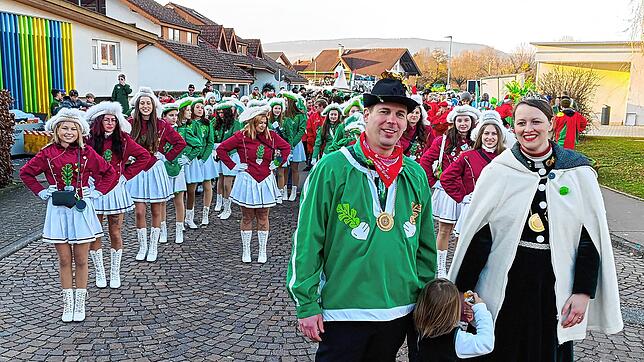 Präsident Tobias der 1. vom weissen Grund und Räbenkönigin Lea die 1. auf Augenhöhe mit den beiden Garden im Hintergrund.