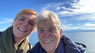 Karoline Negraßus und ihre Mutter Walburg Friebe am Bodenseeufer. Die Geschichte ihrer Tante und Großtante Dore Strauch wird derzeit im ...