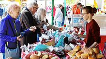 Zahlreiche Stände mit regionalen Leckereien und Kunsthandwerk, wie hier im vergangenen Jahr, laden zum Bummeln und Verweilen ein. ...