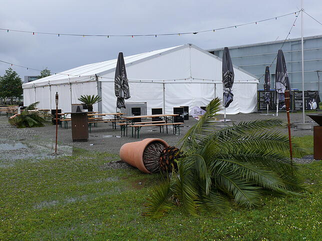 Umgestürzte riesige Blumenkübel, so sieht es nach dem großen Unwetter am Zirkus- und theaterzelt auf Klein Venedig aust.