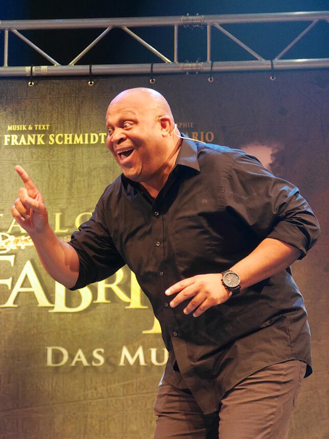 Bild 2: Nach stundenlangem Casting steht das Ensemble fürs neue Gloria-Musical &bdquo;Tommy Tailors Traumfabrik&ldquo;