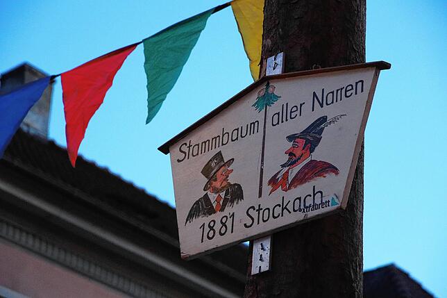 Bild 12: Eine besondere Stockacher Fasnacht 2021 geht zu Ende: Im kleinen Kreis wurde sie zu Grabe getragen