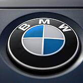 Das Logo des Münchner Autobauers BMW ist auf einem Auto zu sehen.