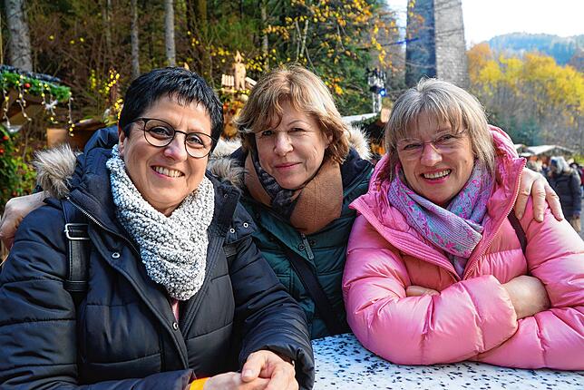 Begesistert sind Andrea Weber (von links), Christine Oberle und Margret Hinken von der Walking-Gruppe aus Ettenheim vom Weihnachtsmarkt ...