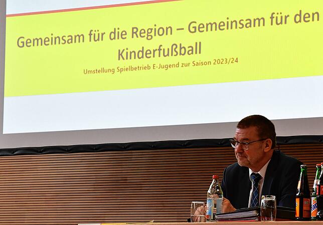 Der scheidende Bezirksjugendwart Harald Fengler beim Bezirksjugendtag in Albbruck vor dem neuen Motto für den Kinderfußball in Südbaden.