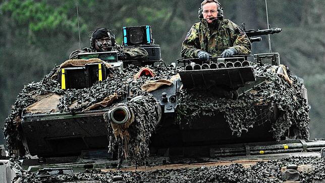 Verteidigungsminister Boris Pistorius (rechts) fährt im Turm eines Leopard 2A6 mit einem Soldaten des Panzerbataillon 203.