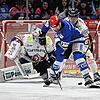 Nichts zu holen gab es gestern Abend für Schwenningen (vorne Mirko Höfflin) im Spiel gegen die Berliner Eisbären (links Jake Hildebrand).