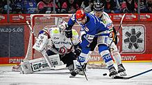 Nichts zu holen gab es gestern Abend für Schwenningen (vorne Mirko Höfflin) im Spiel gegen die Berliner Eisbären (links Jake Hildebrand).