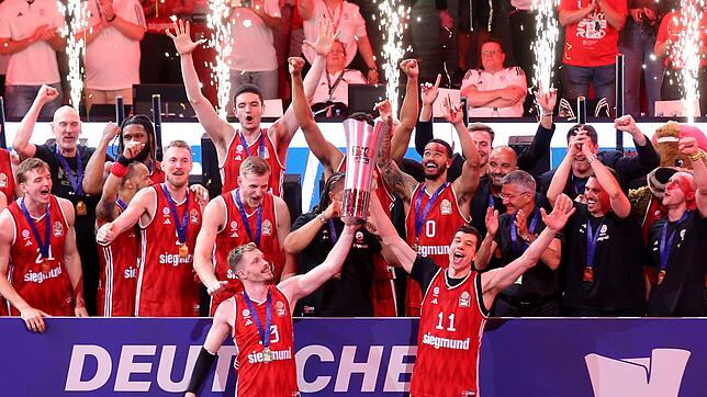 Die Bayern-Basketballer jubeln über den Meistertitel.