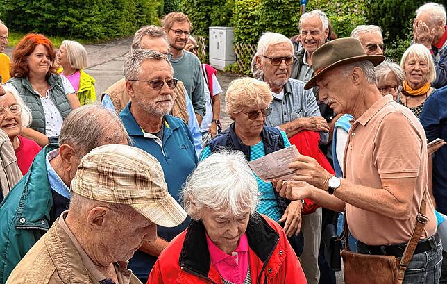 Der ehemalige Stadtrat Oswald Burger (SPD) erläutert Kritikern die Planung.