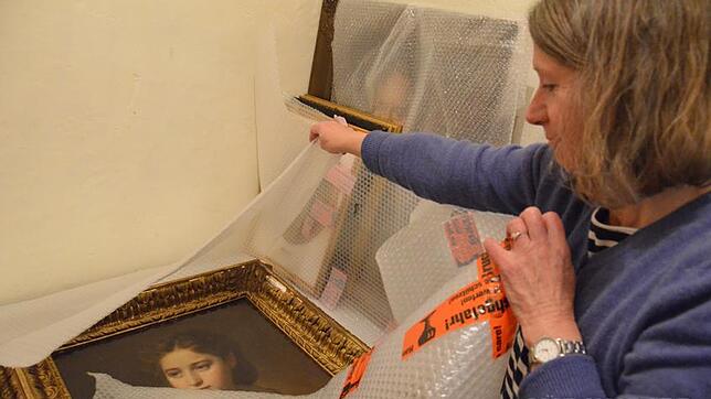 Elisabeth Kaiser zeigt das erste eigene Ölgemälde des Vereins ?Winterhalter in Menzenschwand?, das auf dem Transport von Zürich nach ...