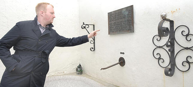 Das ist die Gedenktafel in der Nähe der ehemaligen Synagoge in der Gerberstraße – eher lieblos in eine Ecke gezwängt. Bild: Jochen Hahne
