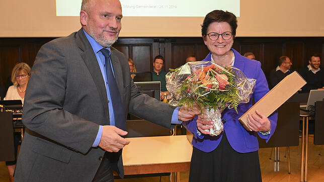 Werden auch weiterhin zusammen im Rathaus arbeiten: Oberbürgermeister Martin Staab gratuliert seiner neuen und alten Kollegin Monika ...