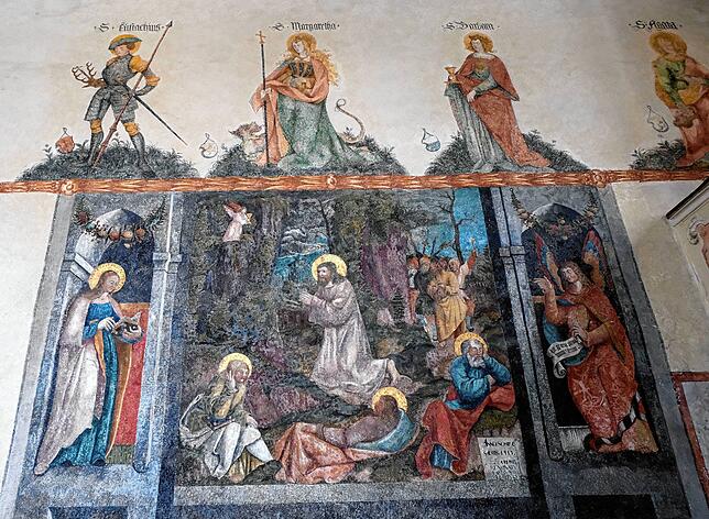 Ein Blick ins Innere des St. Jodok-Kirchleins. Hier gibt es Fresken zu entdecken.