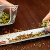 Ein Mann dreht sich einen Joint mit Marihuana.