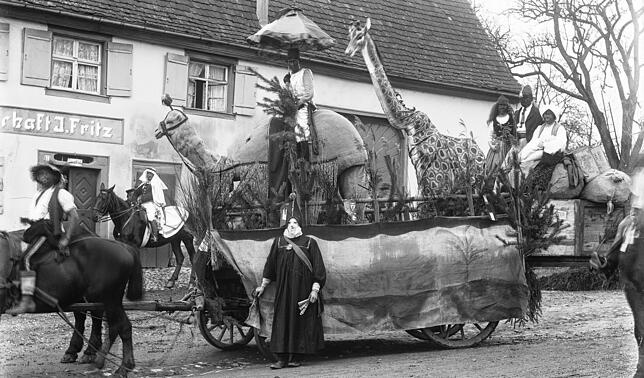Neben einem Harem und Janitscharen-Musik wurden für den Umzug im Jahr 1914 auch Tiere nachgebaut.