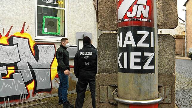 Polizisten stehen vor der Gaststätte &bdquo;Bull&lsquo;s Eye&ldquo; in Eisenach, Thüringen. An einem Pfahl ist ein Aufkleber mit der ...