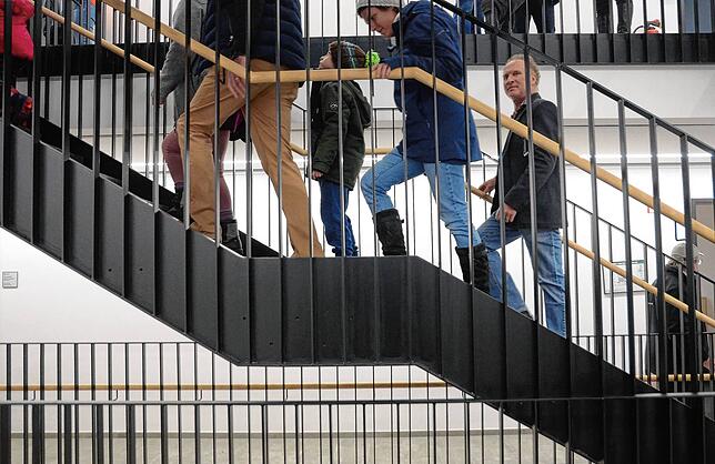 Einiges los ist am Tag der offenen Tür auf den Stufen im Treppenhaus.