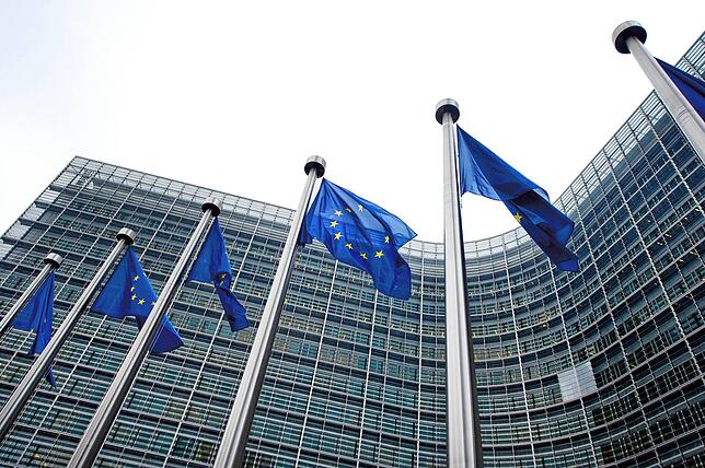 Europafahnen wehen vor dem Gebäude der Europäischen Kommission in Brüssel. Die EU ist einer der Treiber ausufernder Gesetze in Europa.