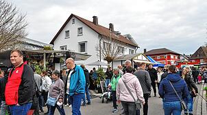 Beim zwölften Ostermarkt Blumberg strömen die Besucher in großen Scharen durch die Innenstadt. Foto: Hans Herrmann