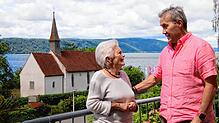 Ingeborg Borowski (links) und ihr Mann Aloys Jaskolski auf dem Balkon ihres Hauses in Goldbach, mit Blick auf die Silvesterkapelle und ...