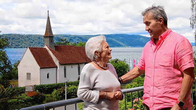 Ingeborg Borowski (links) und ihr Mann Aloys Jaskolski auf dem Balkon ihres Hauses in Goldbach, mit Blick auf die Silvesterkapelle und ...