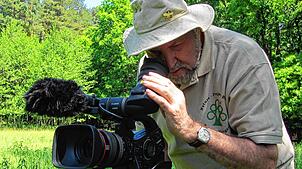 Der Salemer Naturfilmer Bernd Stocker in Aktion. In den vergangenen 20 Jahren filmte er viele verschiedene Tiere und Pflanzen, unter ...