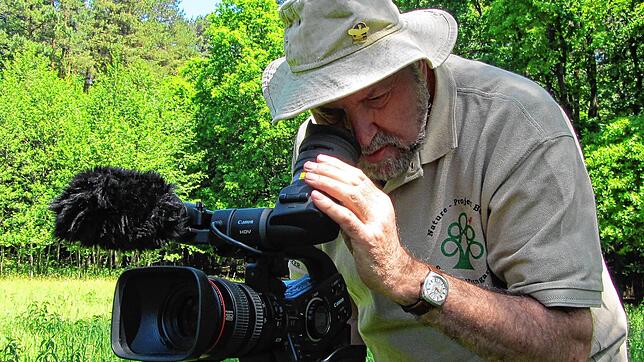 Der Salemer Naturfilmer Bernd Stocker in Aktion. In den vergangenen 20 Jahren filmte er viele verschiedene Tiere und Pflanzen, unter ...