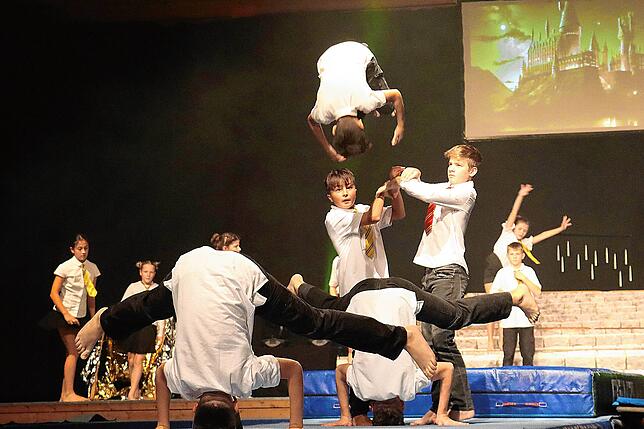 Der größte Programmpunkt ist die aufwendig inszenierte Choreografie „Harry Potter“, bei der rund 70 junge Akteure wirbeln.