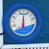 Mit knapp 25 Grad ist das Schwimmbadwasser am Tag des Freibades deutlich wärmer als die Luft, die es gerade mal auf 18 Grad Celsius bringt.