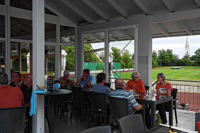Die Terrasse des Wirtshaus an der Rotach ist im Sommer gut besucht und fast immer gibt es auf dem Sportgelände etwas zu sehen.