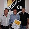 SV 08-Vorsitzender Harald Wuchner (links) und sein Stellvertreter David Wasmer (rechts) freuen sich darüber, dass Werner Oeschger für 50 ...