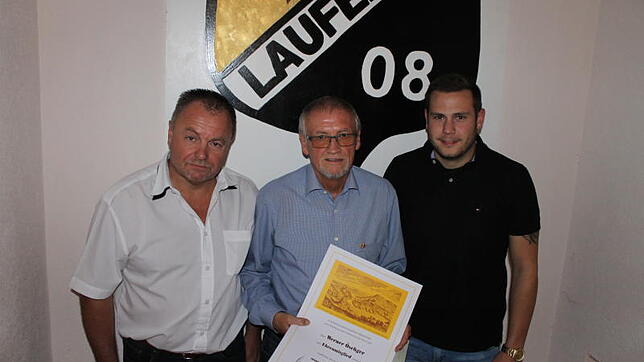 SV 08-Vorsitzender Harald Wuchner (links) und sein Stellvertreter David Wasmer (rechts) freuen sich darüber, dass Werner Oeschger für 50 ...