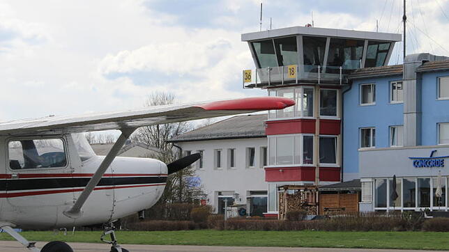 Zwar kann der Flugplatz-Geschäftsführer Michael Schlereth für 2017 einen Gewinn verkünden. Doch große Investitionen sind auf dem ...