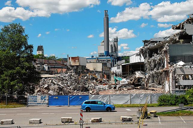 Juli 2017: Eine riesige Lücke klafft inzwischen in den Anlagen der ehemaligen Papierfabrik. Im Zentrum steht auch weiterhin das ...