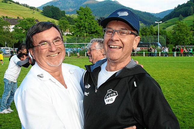 Aufstieg: Vorsitzender Hans-Peter Schlageter und Trainer Lothar Silfang (rechts) feiern 2010 in Untermünstertal den Landesliga-Aufstieg ...