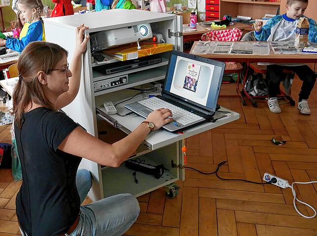 Kunststunde mit Medienwagen, trotzdem mühsam: Lehrerin Jennifer Rusnak muss die zu zeigenden Bilder im Internet suchen, abspeichern und ...
