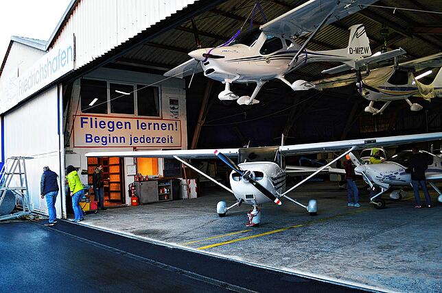 Blick in eine Flughafen-Halle des Luftsportclubs Friedrichshafen.