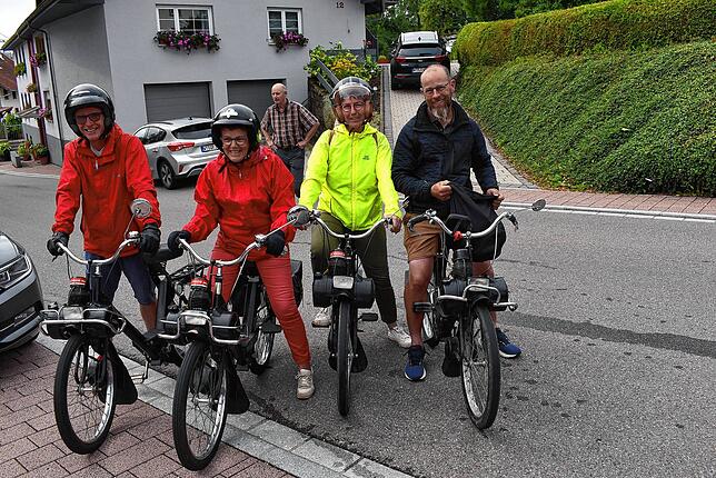 Vier der französischen Gäste sind mit dem Solex-Velo angereist. Sie waren mit Begleitfahrzeug und Anhänger in Machecoul gestartet und ...