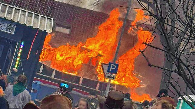 Der brennende Fastnachtswagen in Kehl