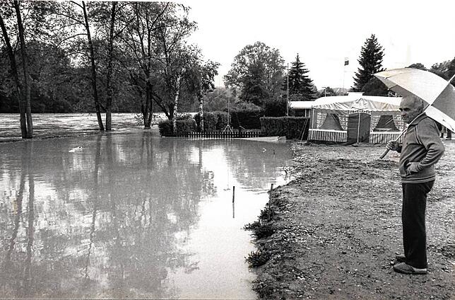 Unter Wasser standen die ersten Reihen des Campingplatz in Hohentengen; der Rheinuferweg (links) war meterhoch überschwemmt.