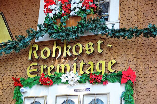 Weihnachtsdeko für die Rohkost-Eremitage: Das Restaurant ist die einzige öffentliche Einrichtung, die Fiat Lux betreibt.