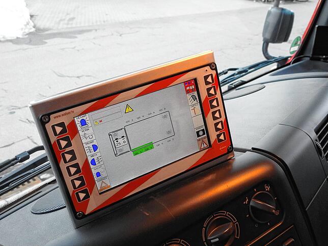 Das Bedientableau des Fahrzeugs. Natürlich sind alle Bereiche des Fahrzeugs computerüberwacht und -gesteuert.
