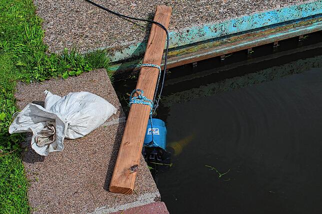 Diese Pumpe zieht das Wasser an und in Richtung des Containers.
