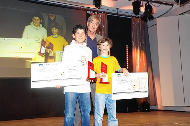Michael Stehle überreicht den Talent-Förderpreis an Luis Faißt (TC Überlingen) und Nicolas Troeger (BYCÜ).)