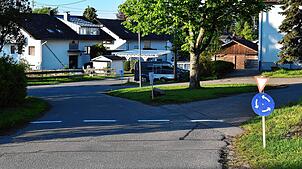 Mit vielen Schildern und neuem Kreisverkehr wird auch im Birkendorfer Unterdorf der Verkehr neu geregelt.